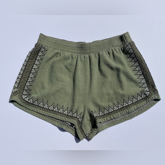 Abercrombie & Fitch Pants - Abercrombie & Fitch Green Embroidered Shorts - Size S